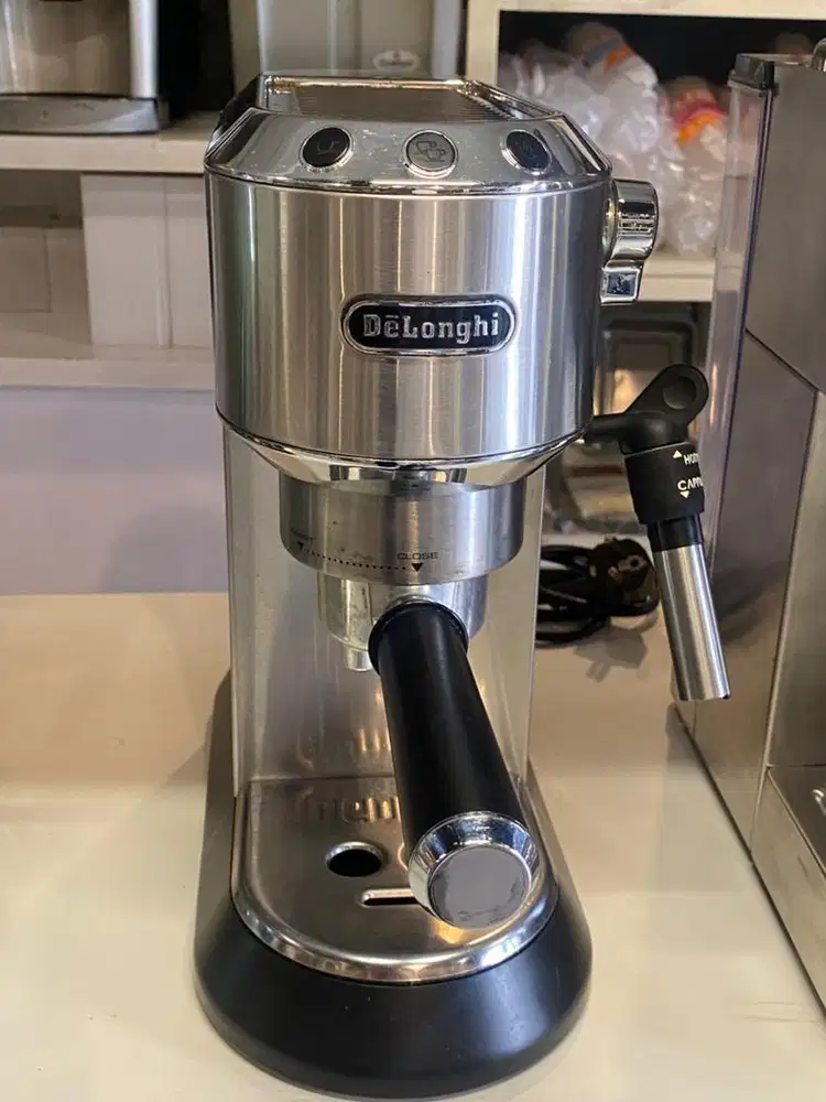 De'Longhi Dedica Style Pump Driven Espresso Coffee Machine EC685