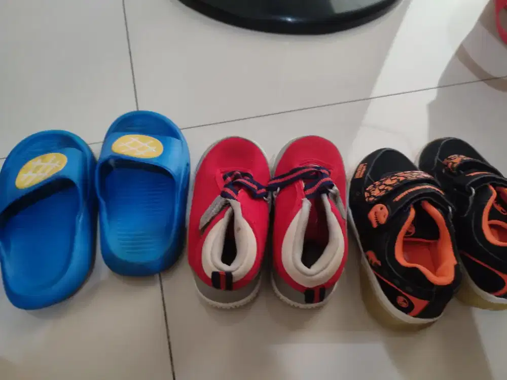 2 sepatu dan 1 sandal