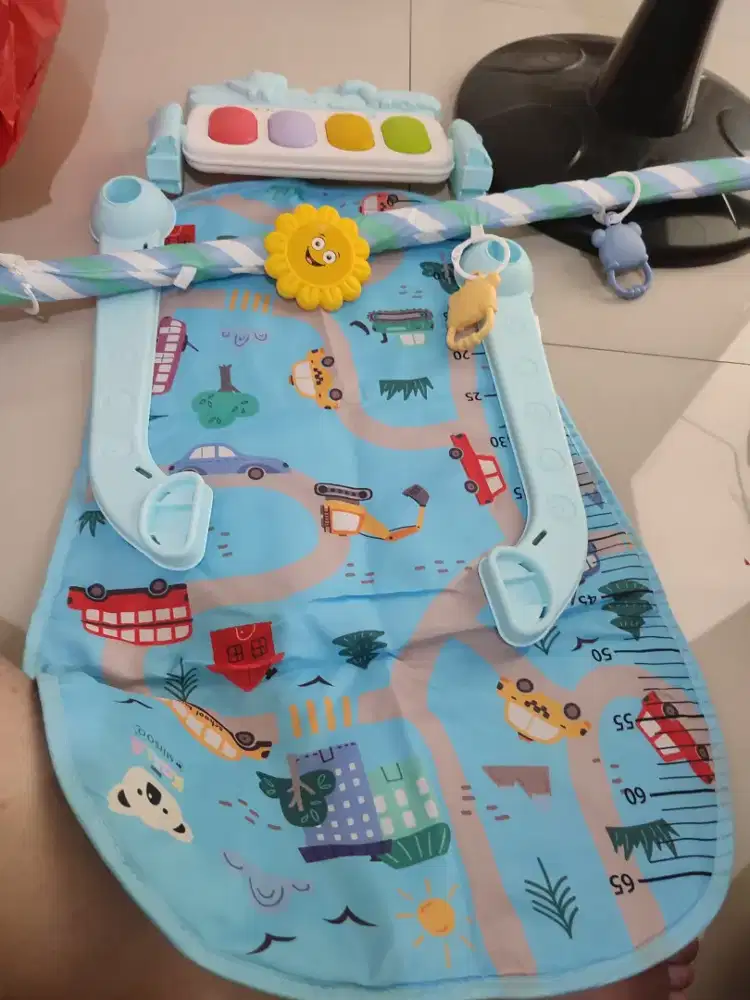 Mainan tendang musik bayi