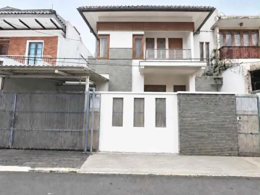 JUAL RUMAH SIAP HUNI KEBAYORAN BARU, JAKARTA SELATAN code: nvn 
•Alamat : jalan benda