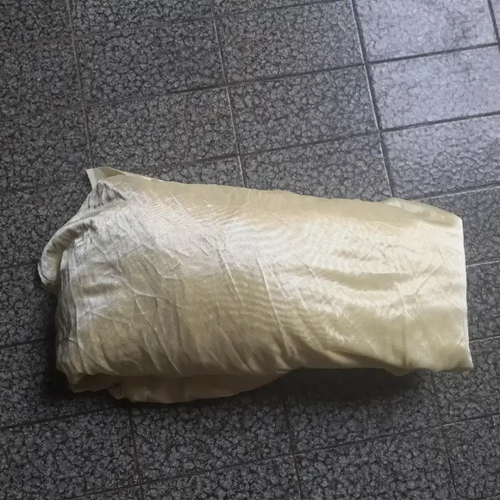 Kain satin Yamaha satu gulung