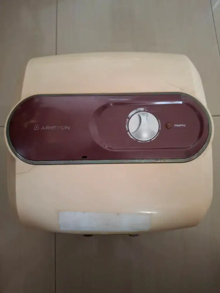 Pemanas Air Listrik Merk Ariston Kapasitas 10 Liter