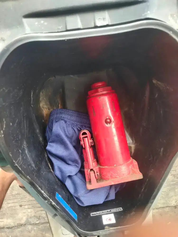 Dongkrak 8 tinggal kisus mobil