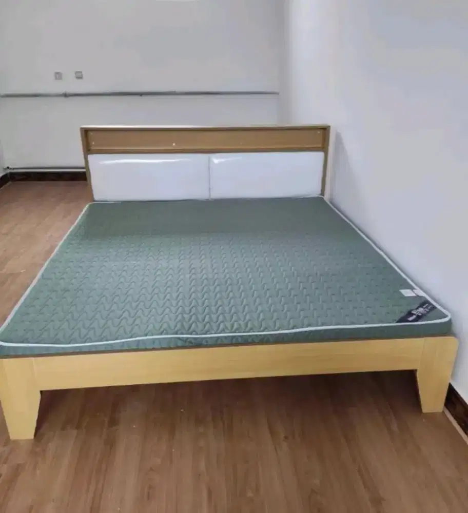Tempat Tidur divan150x200 Seperti Baru Kondisi Sangat Baik