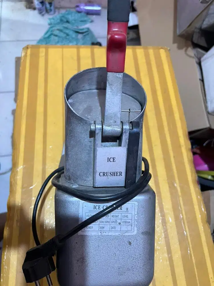 Ice crusher ( untuk buat es serut )