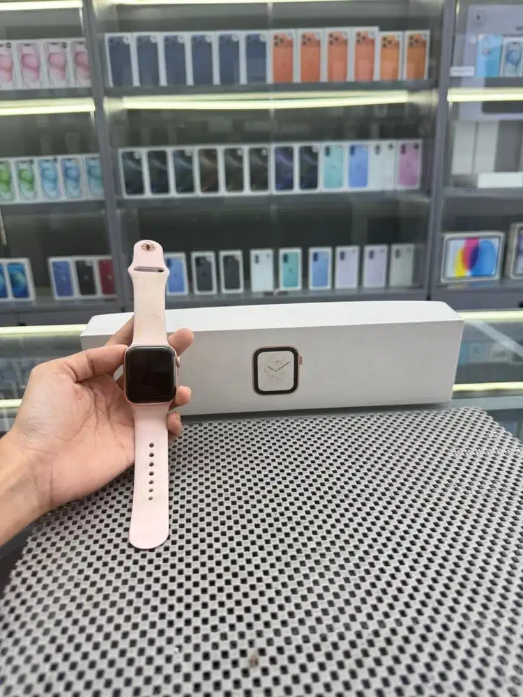 Apple Watch Series 4 40mm , Ex Garansi Apple