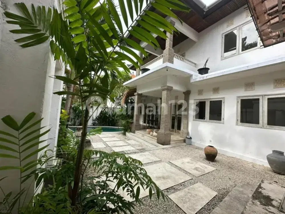 Tropical Villa For Rent In Umalas Klecung, Private Pool, 4Br, Semi-Furnished, Idr 300 Million/Year
