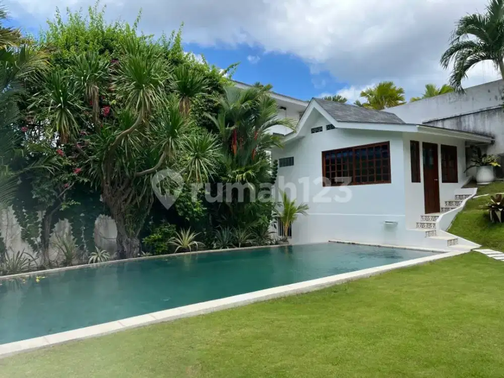 LEASEHOLD – MODERN TROPICAL FAMILY HOME IN BUMBAK DAUH, KEROBOKAN