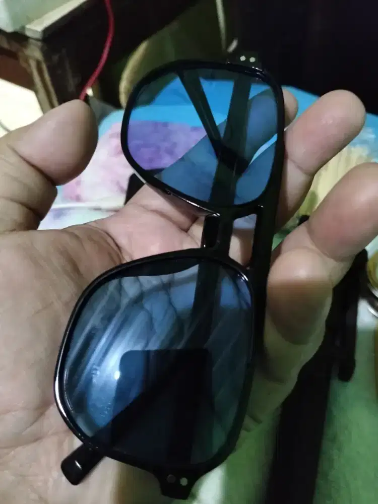 mau jual kacamata warna biru sama mau jual tripod mini