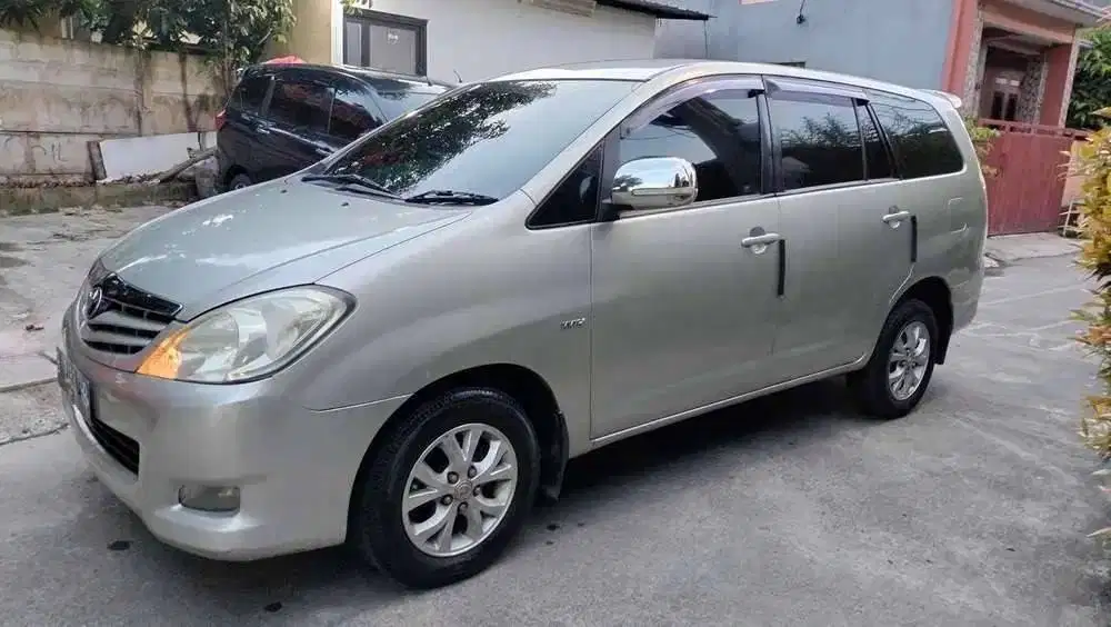 toyota kijang innova (2009)