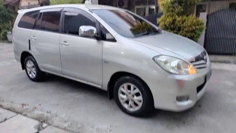 toyota kijang innova (2009)