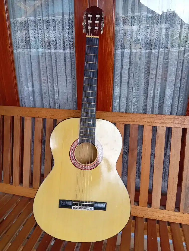 Dijual gitar akustik tanpa merk buatan anak bangsa