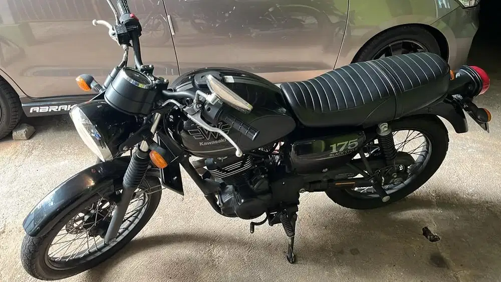 W175 Black 2022