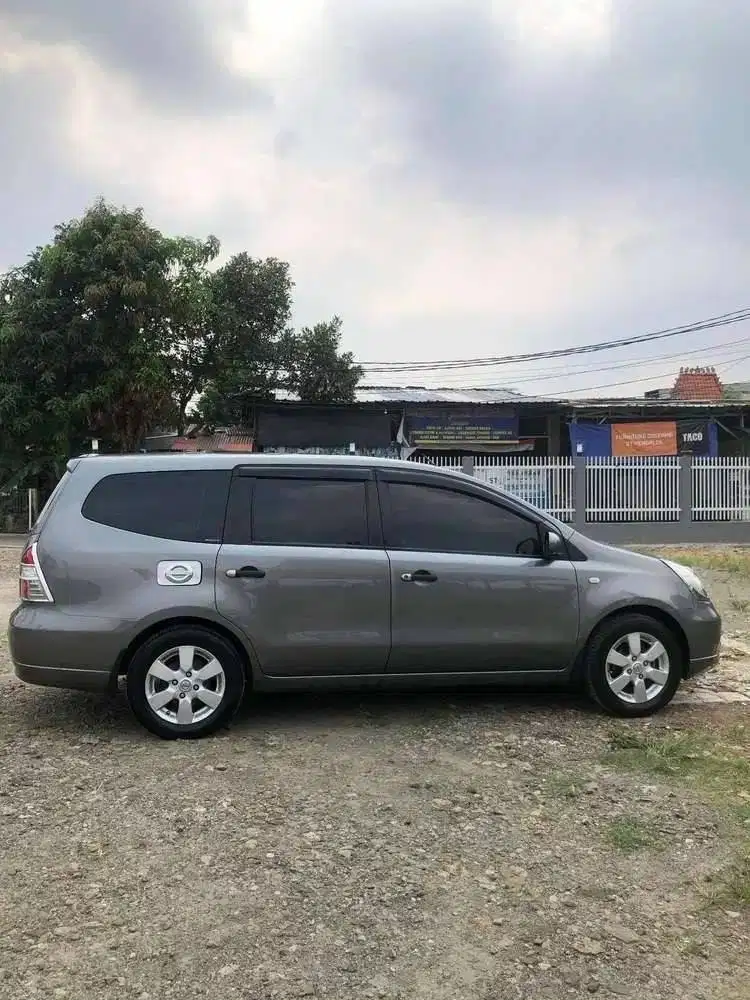 nissan grand livina (2009)