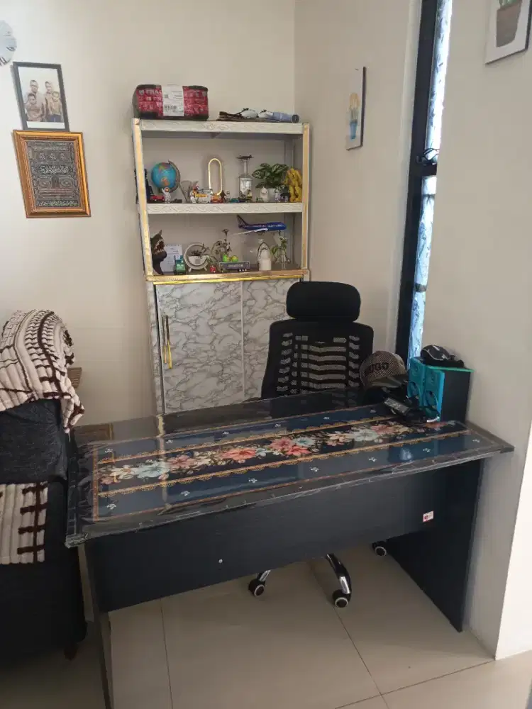 Dijual kursi putar 360 , meja kerja dan lemari