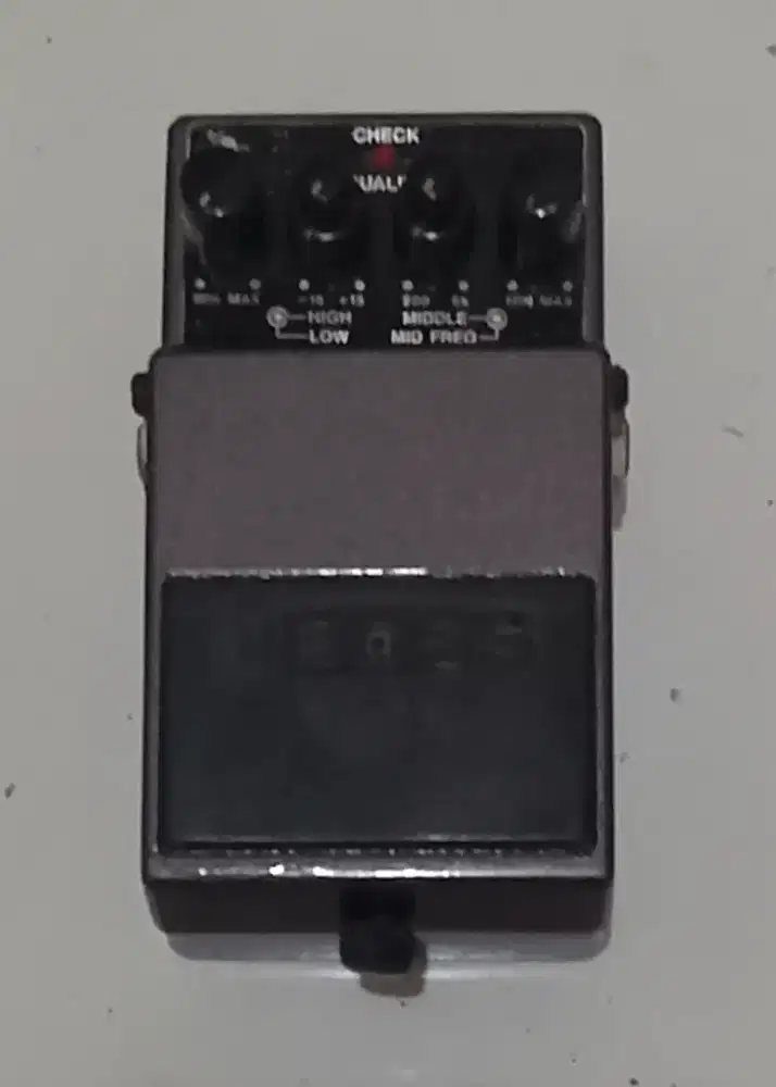 efek gitar Boss metalik (metal zone mt-2)