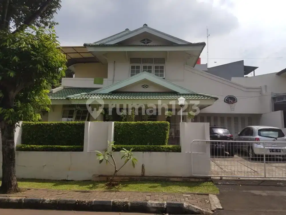 Dijual Rumah Hook Luas Lingkungan Elit di Menteng Bintaro