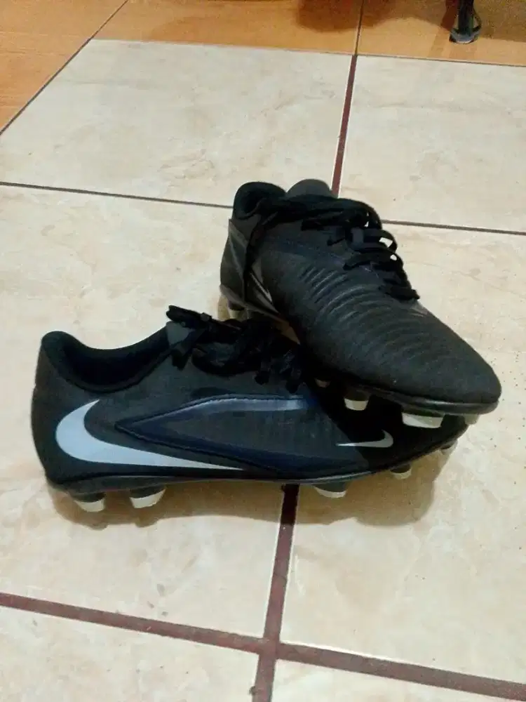 Sepatu bola Nike Tiempo legend