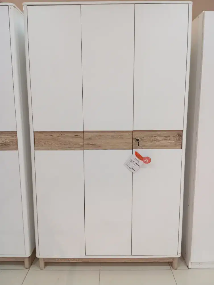Lemari pakaian 3 pintu Theodor