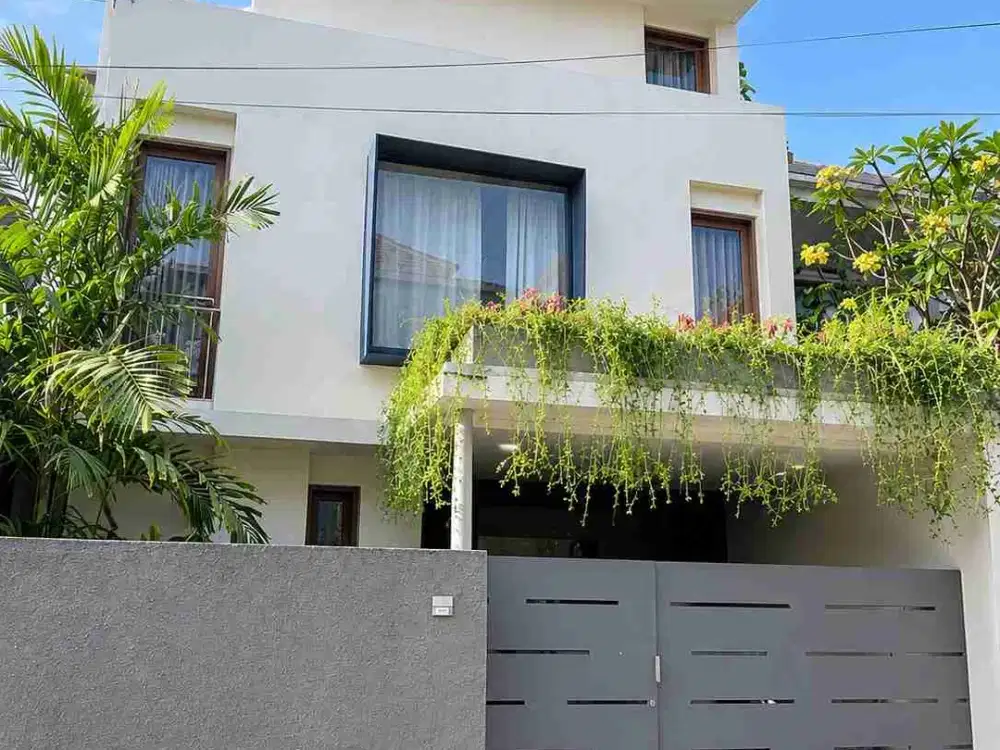 DIJUAL – Villa 3 Lantai Fully Furnished + Jacuzzi, View Gunung Agung di Sanur