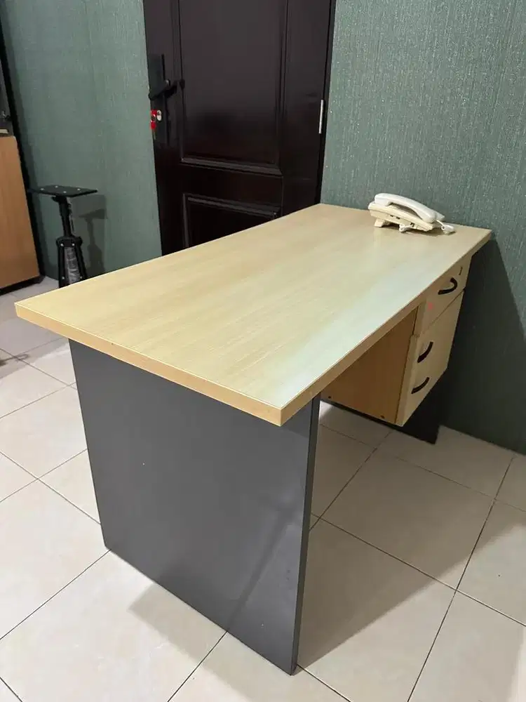 Meja Karyawan - meja siolmple