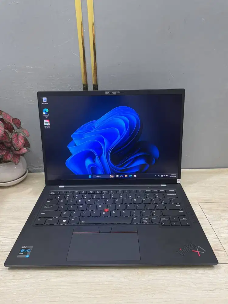 LAPTOP LENOVO X1 CARBON TH9 I5 GEN11 16/256 LAYAR 14 INCH *ET