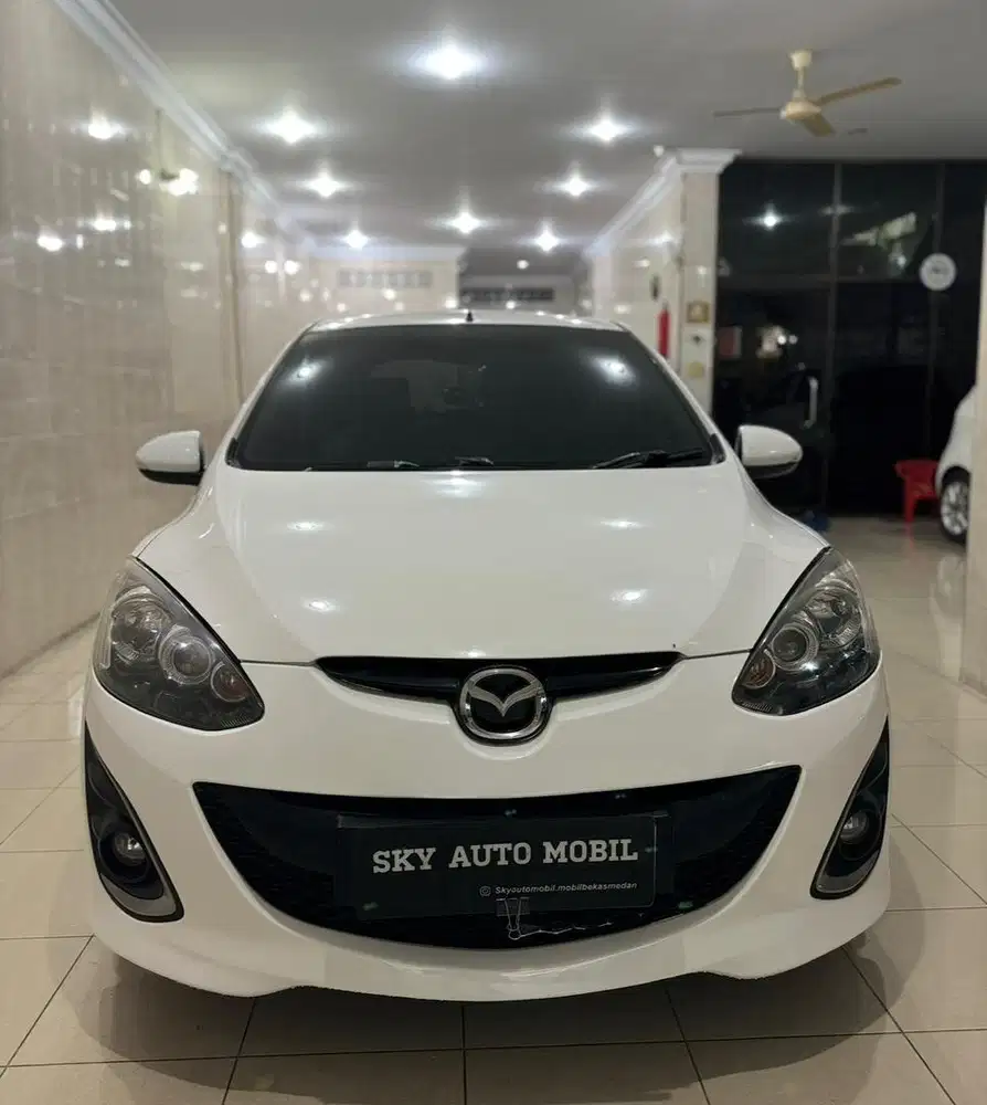 Mazda 2 Hatchback RZ Putih 2012