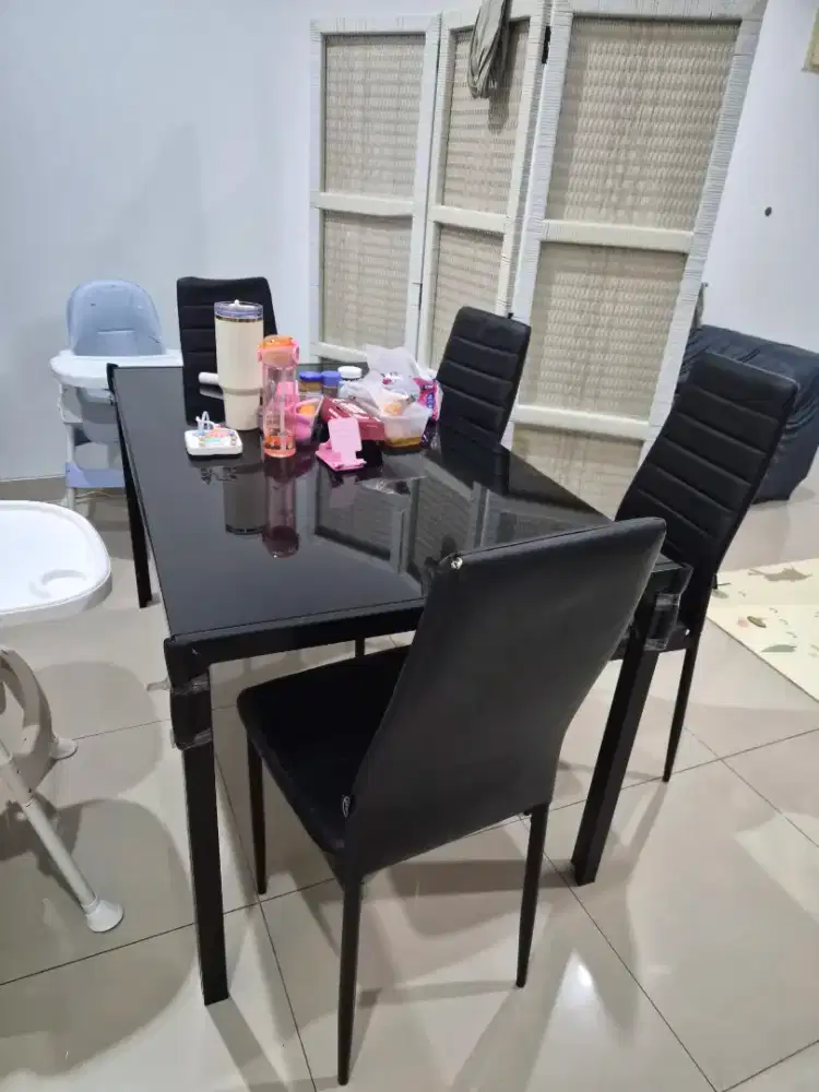 Meja makan in** 4 kursi