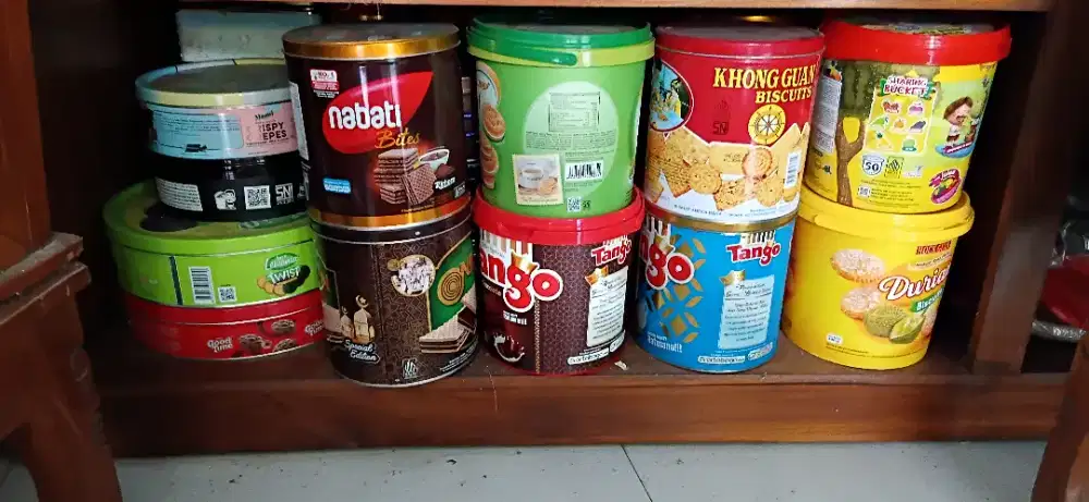 Kaleng kosong biscuit