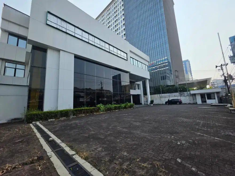 DISEWAKAN BANGUNAN GEDUNG SUPER LUAS DENGAN PARKIR LUAS DI PUSAT KOTA SEMARANG