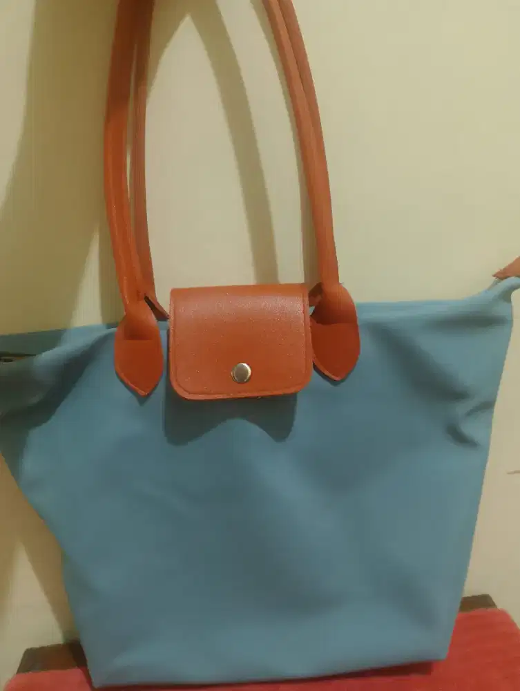 Tas warna biru langit
