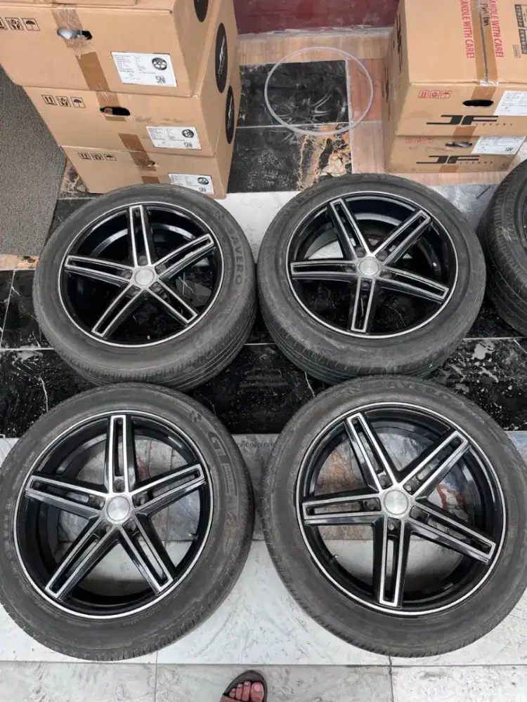 Vossen ring 18x8,5 pcd 5x114,3 ET 40 ban 215/55 R18 4buah