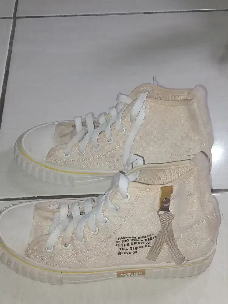 sepatu sneaker canvas wanita
