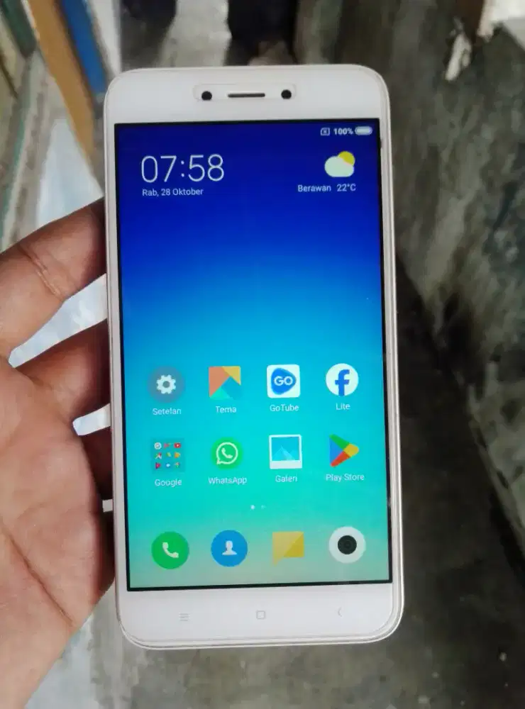 Xiaomi redmi 5a 4G 2/32 layar 5 inchi super mulus