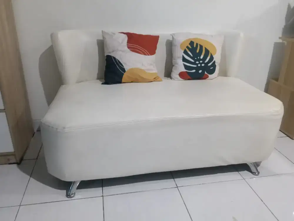 Dijual sofa, meja kursi, etalase
