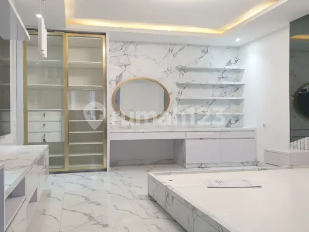 Rumah 3 Lantai Semi Furnished Sudah Renovasi di Perumahan Elite, Bukit Gading Mediterania, Kelapa Gading