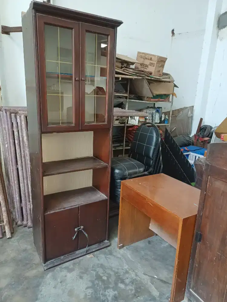 Lemari hias, meja
