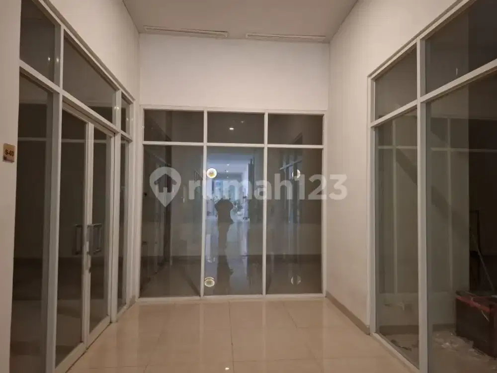Ruko Hook 3 Unit Gandeng di Springhill Kemayoran, Jakarta Pusat