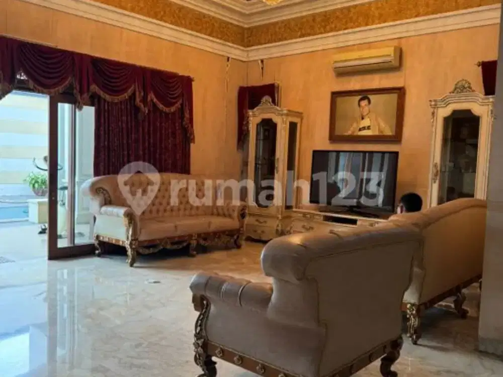 Rumah Mewah di Jakarta Selatan - Semi Furnished!
