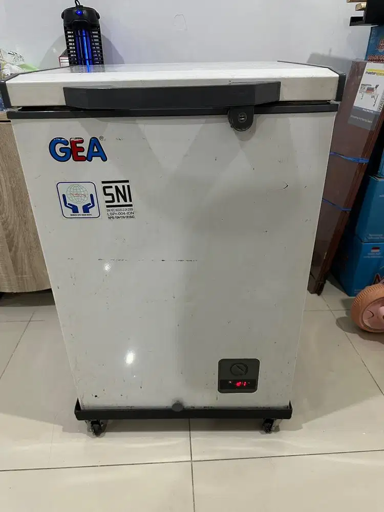 Dijual Freezer GEA 100 liter kondisi sangat dingin.