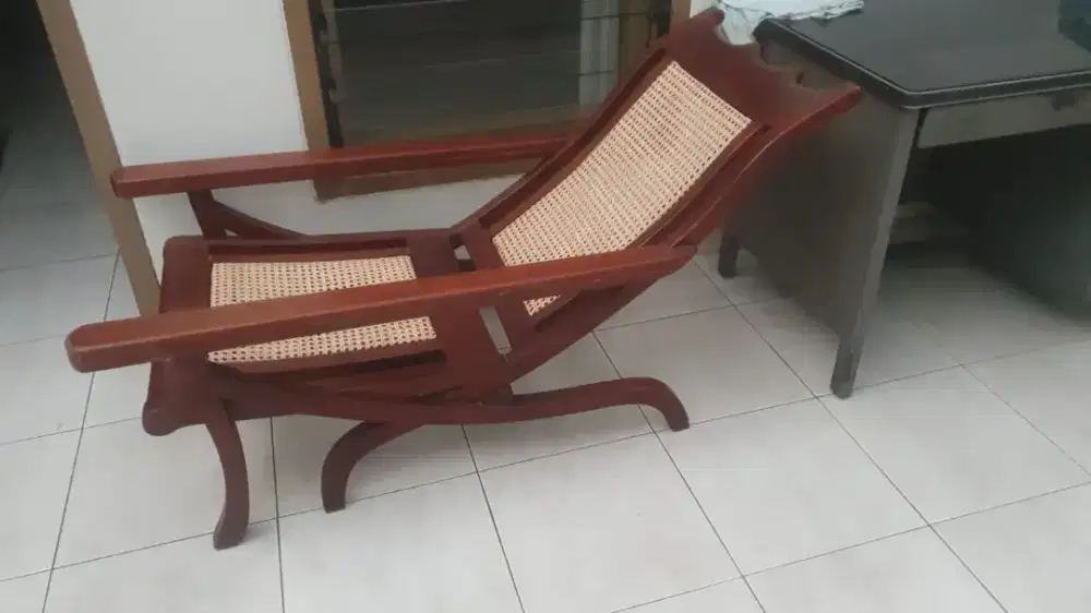 Kursi malas jati tua