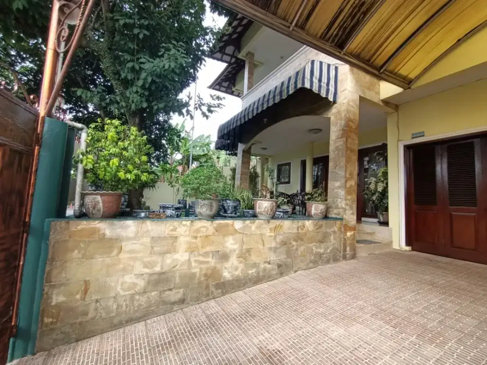 Rumah 3 Lantai Terawat Lengkap Kolam Renang Pribadi di Komplek Elit Cinere