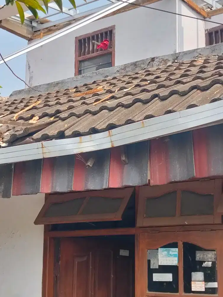 Tukang atap bocor rembesan ganti genteng