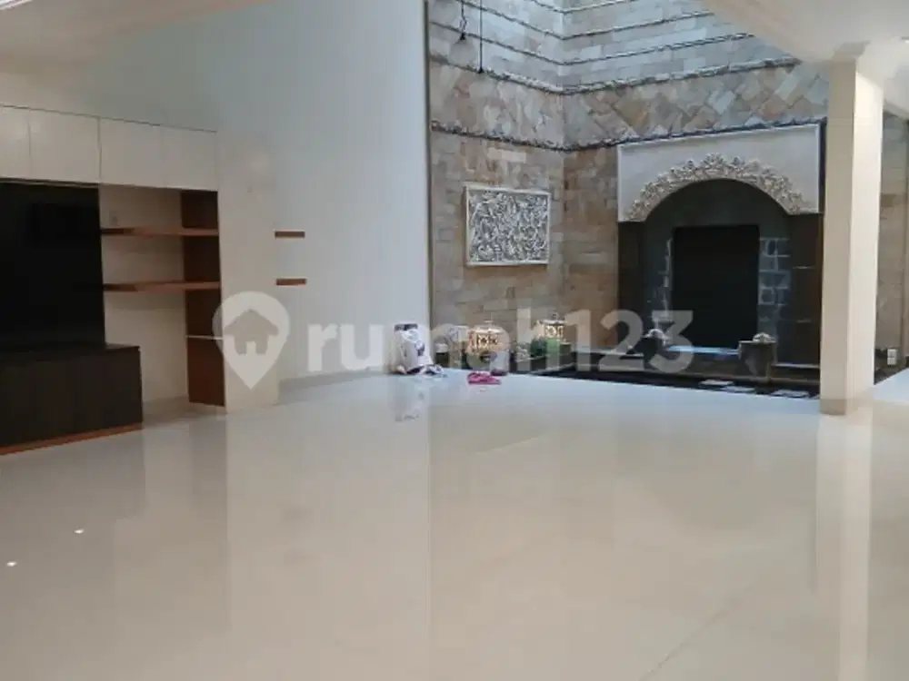 Dijual Cepat Rumah Bagus di Pinggir Jalan di Sunter