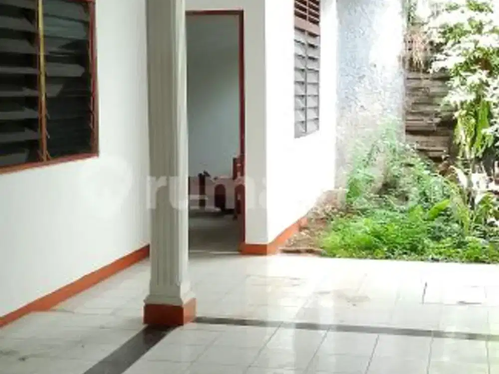 Rumah Pinggir Jalan Besar Disewakan Murah di Rawamangun
