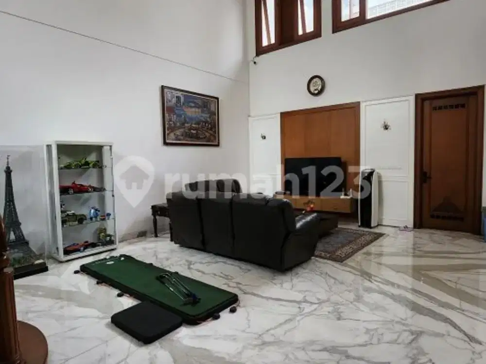 Hunian Mewah 3 Lantai Bangunan 671 M², Garasi 5 Mobil, Siap Huni