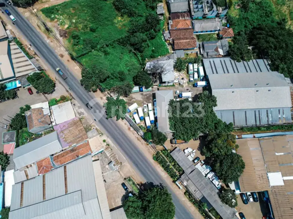 Dijual Pabrik di Pinggir Jalan Raya Narogong. Sangat Strategis dan Akses Kendaraan Mudah