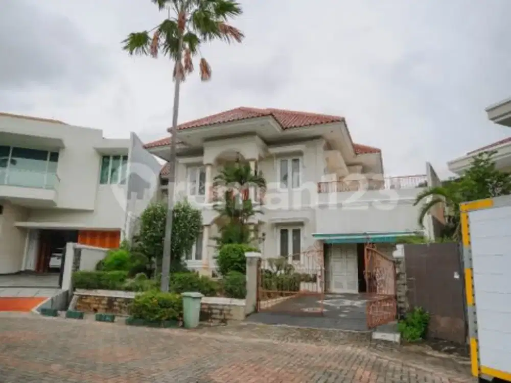 Vila Tampak Siring Mewah 2 Lantai Pemandangan Taman Hunian Ideal