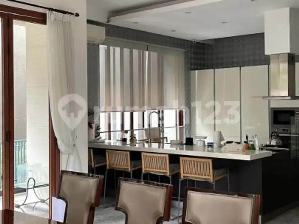 Rumah Siap Pakai Rapi dengan Pool di Daerah Jakarta Selatan