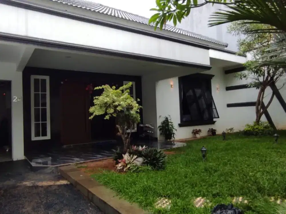 DIJUAL! Rumah LUAS di atas 780m2, Terdapat 4 + 4 Kamar Tidur